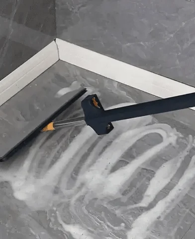 Pano de microfibra limpando o chão com eficiência