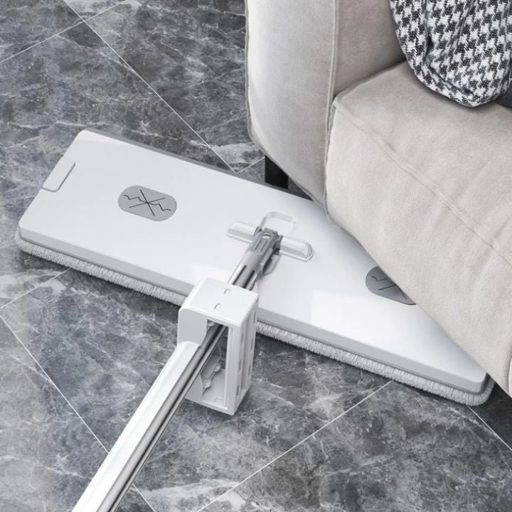 Mop limpando embaixo do sofá